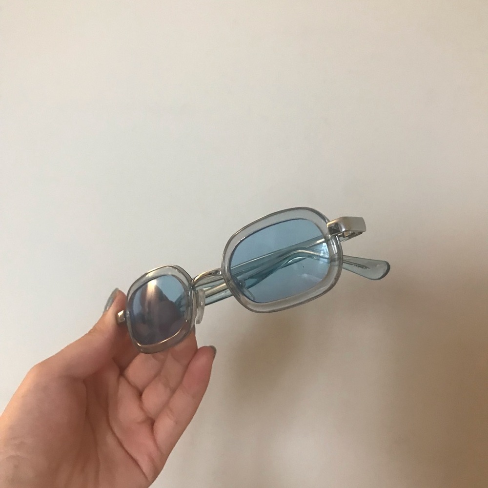 Slim blue sunnies